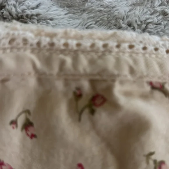 Ralph Lauren Cream and Pink Floral Standard Pillow Cases with lace trim - Picture 2 of 3